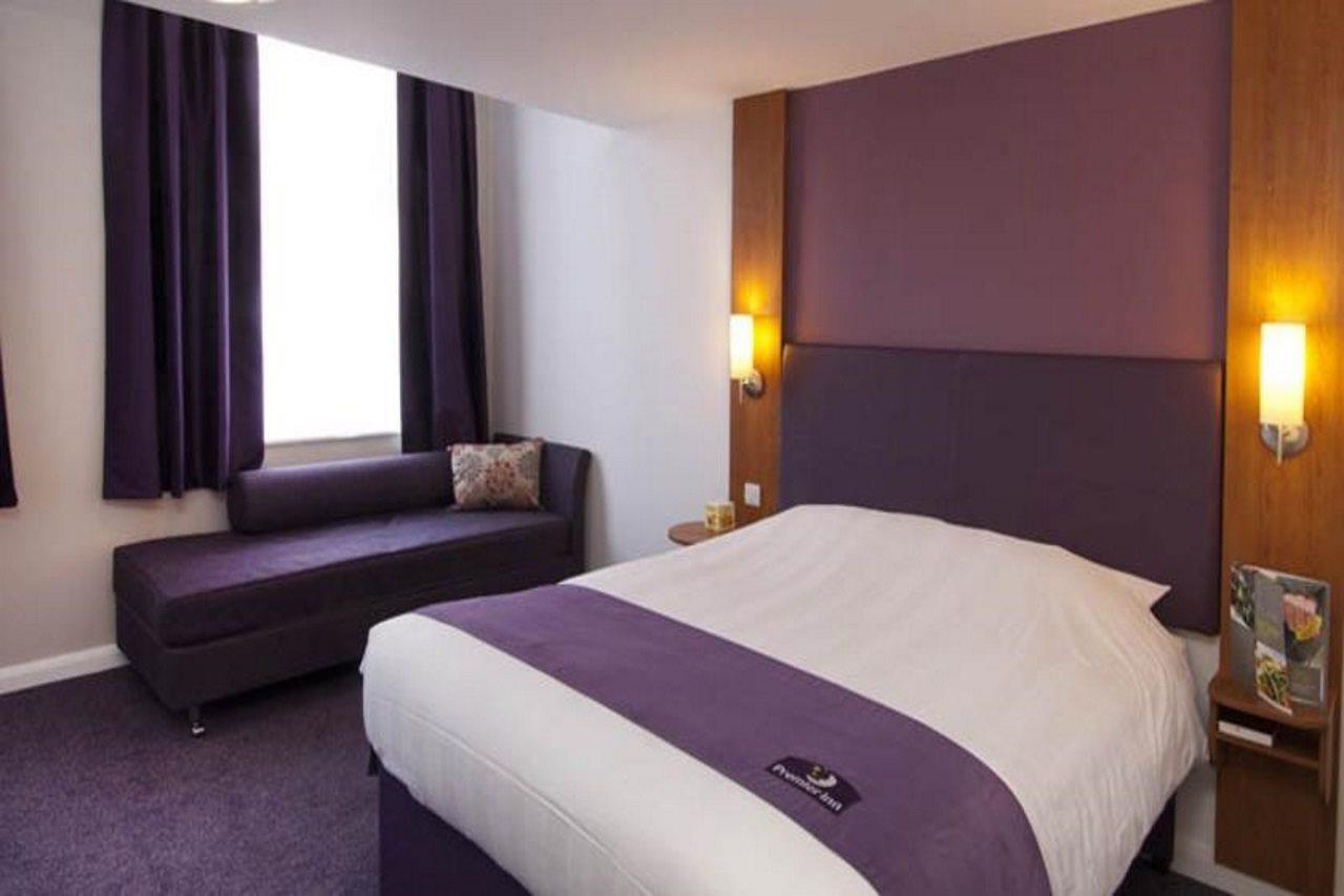 Premier Inn Stroud Екстер'єр фото